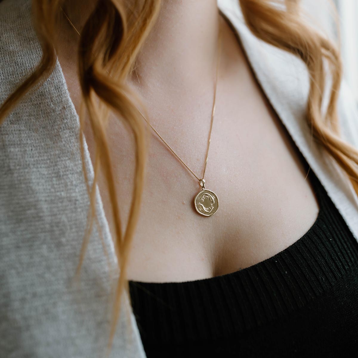 15MM Pisces Zodiac Disc Pendant in 10kt Yellow Gold with Chain