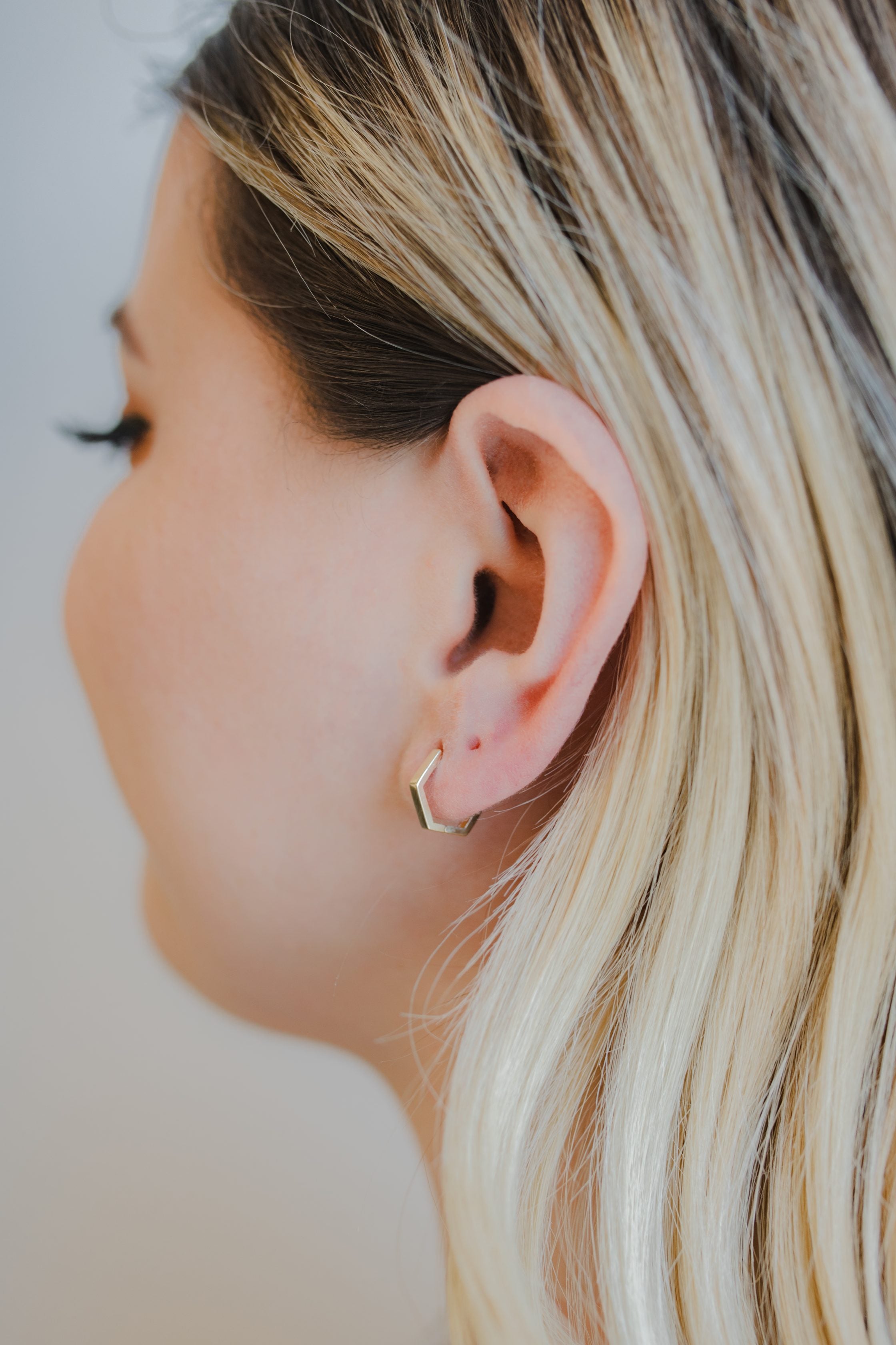 14MM Hexagon Huggies Hoop Earrings in 10kt Yellow Gold
