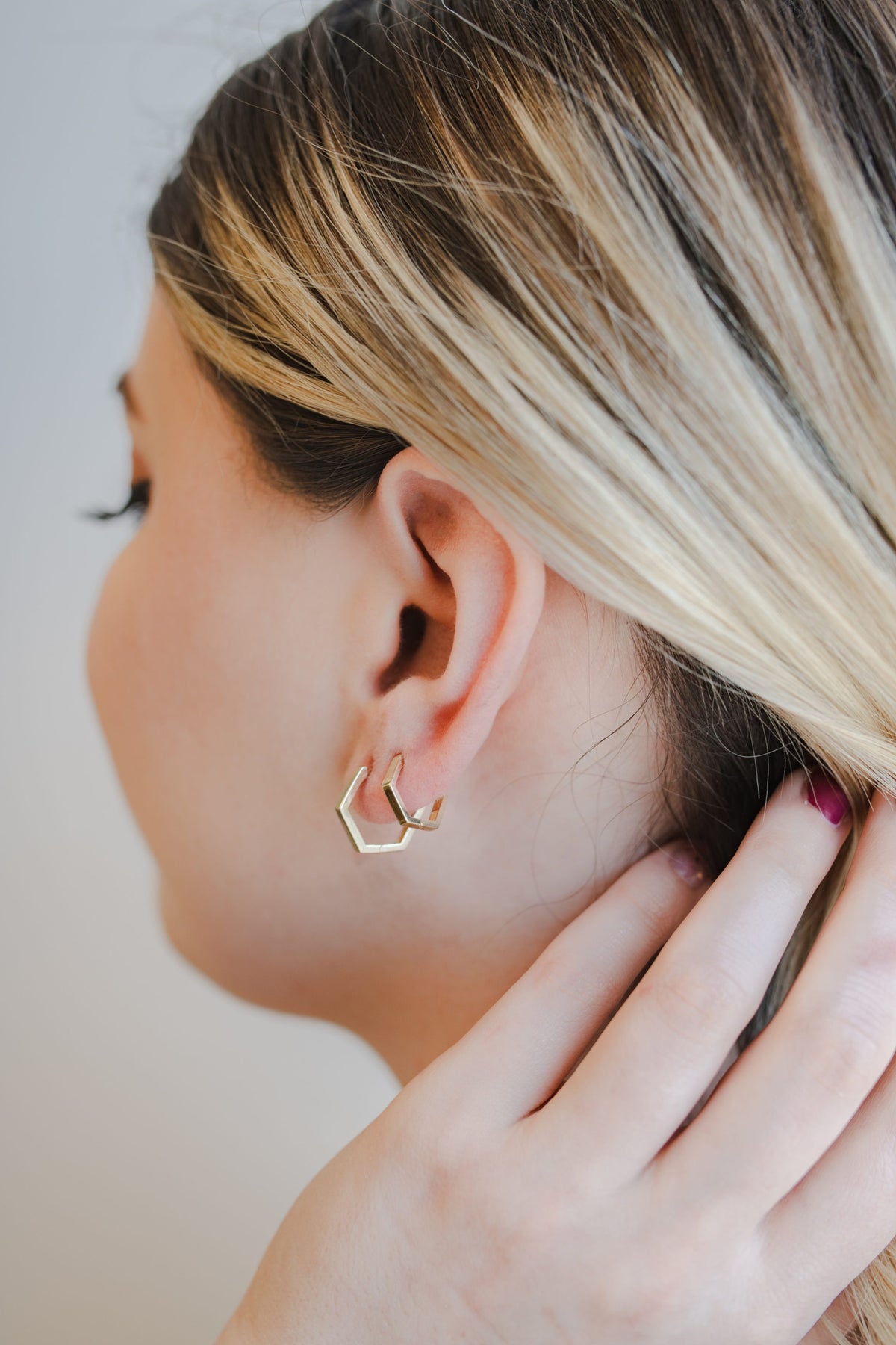 17MM Hexagon Huggies Hoop Earrings in 10kt Yellow Gold