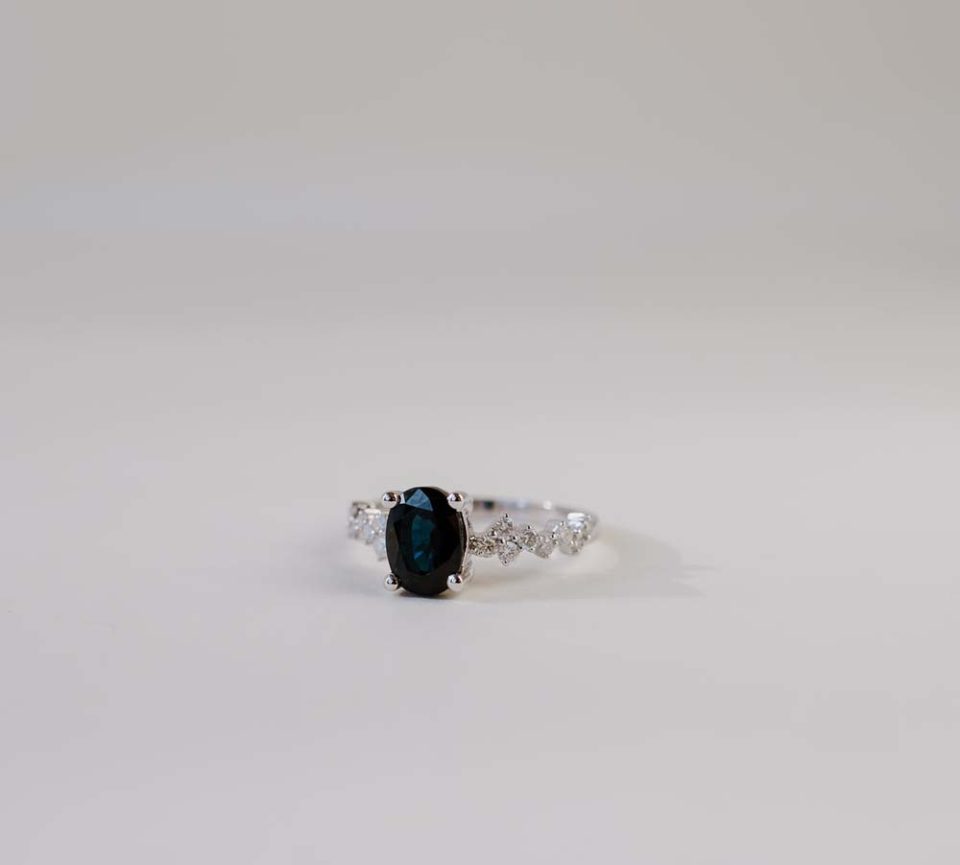 Oval Blue Sapphire and Diamonds ring in 14kt White Gold